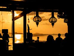 Tramonto da un ristorante